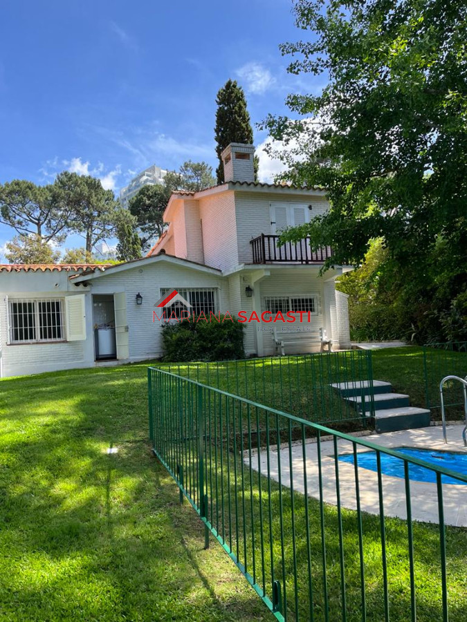 Casa ID.3965 - Gran casa estilo tradicional de 4 dormitorios en venta en Playa Mansa