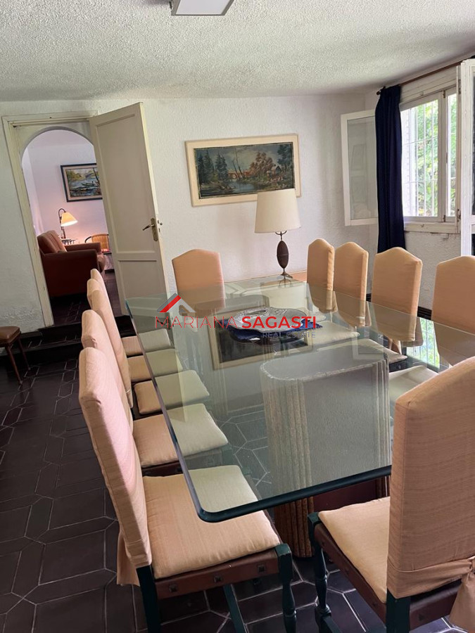 Casa ID.3965 - Gran casa estilo tradicional de 4 dormitorios en venta en Playa Mansa