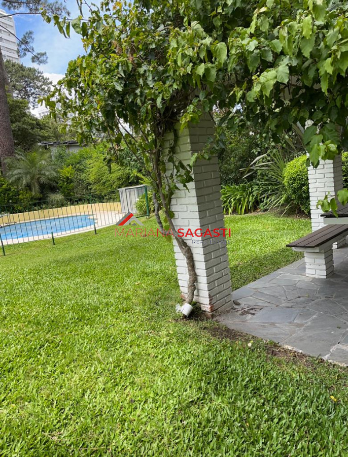 Casa ID.3965 - Gran casa estilo tradicional de 4 dormitorios en venta en Playa Mansa