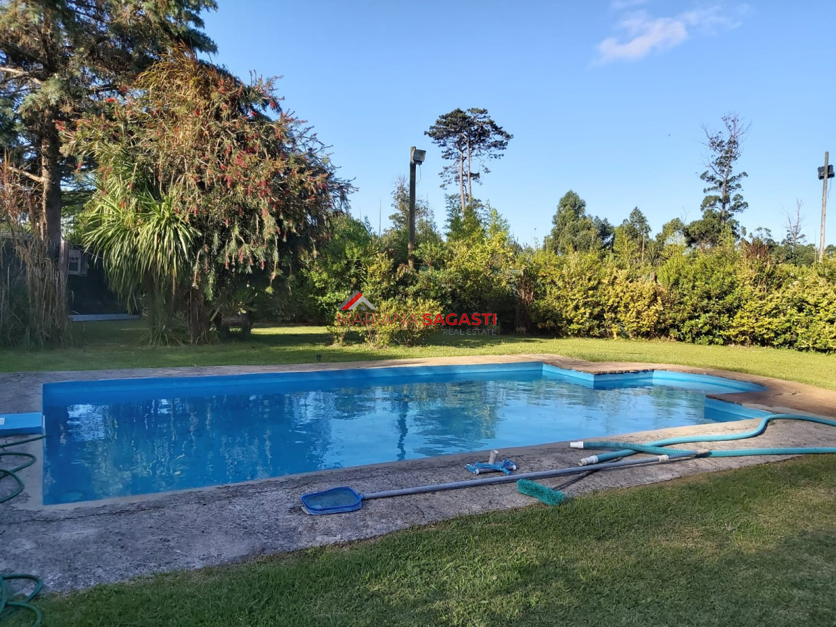 Casa ID.3953 - Hermosa casa en venta en Beverly Hills de 5 dormitorios con piscina y parrillero