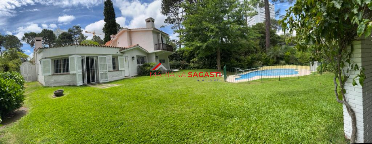 Casa ID.3965 - Gran casa estilo tradicional de 4 dormitorios en venta en Playa Mansa