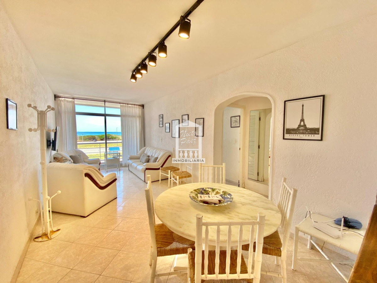 Apartamento de 2 dormitorio y medio en Primera lineal de Playa brava , Punta del este  - NYP40929A