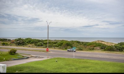 Vende apartamento sobre la rambla,  Rincon del Indio.