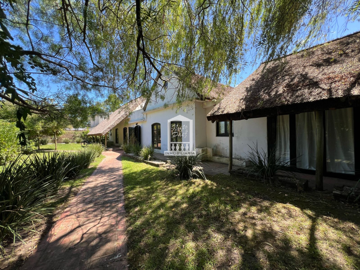 Amplia casa a la venta en Punta del Este de 6 dormitorios en el Tesoro a 200 mts de ruta 10 - NYP41119C