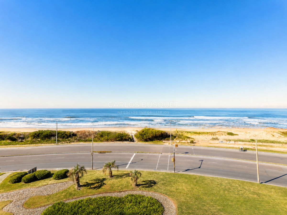 Apartamento ID.1682 - Vende apartamento con vista al mar, de 4 dormitorios en Brava, Punta del Este