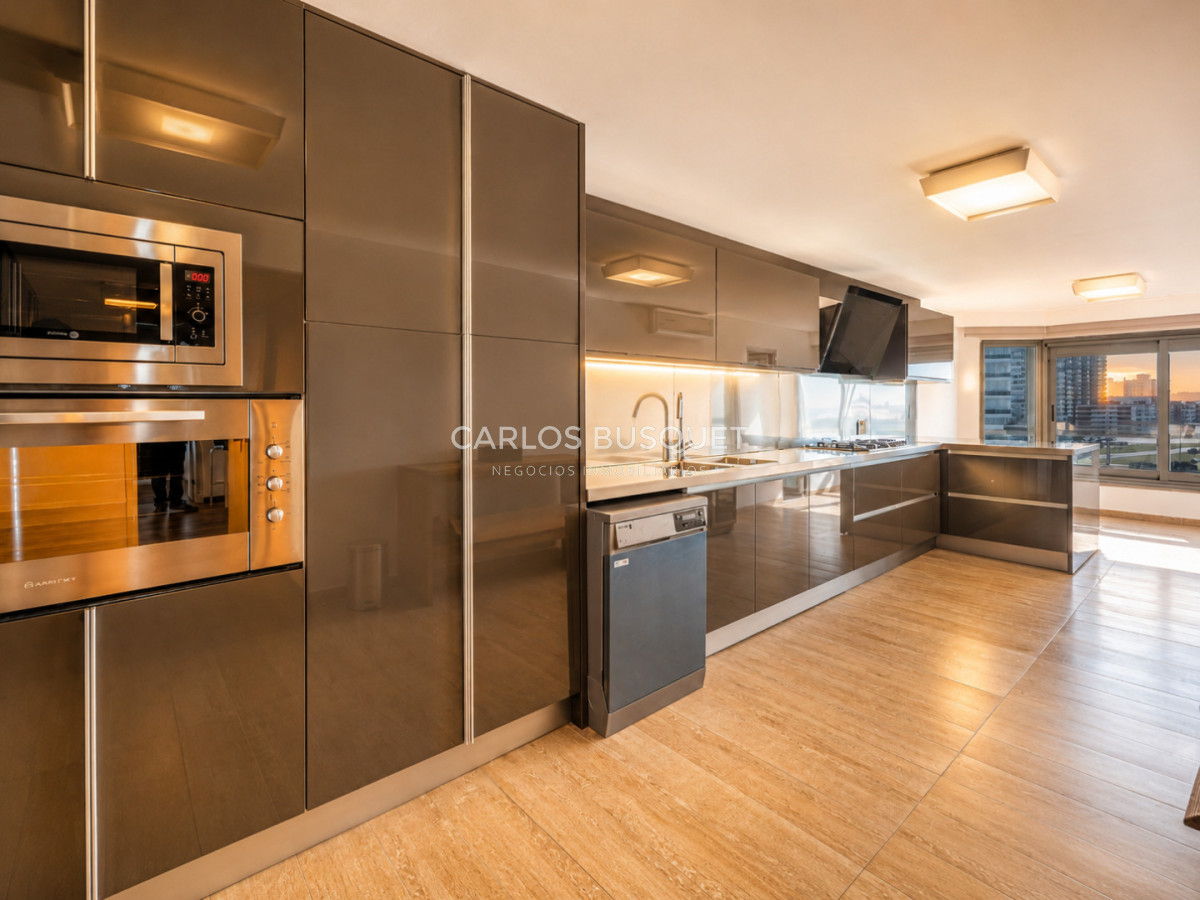 Apartamento ID.1682 - Vende apartamento con vista al mar, de 4 dormitorios en Brava, Punta del Este