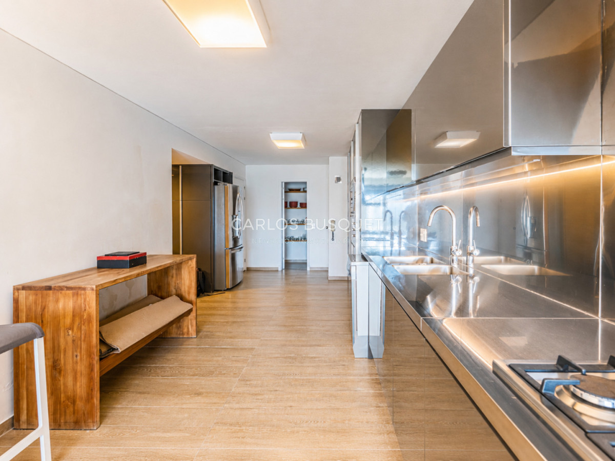 Apartamento ID.1682 - Vende apartamento con vista al mar, de 4 dormitorios en Brava, Punta del Este