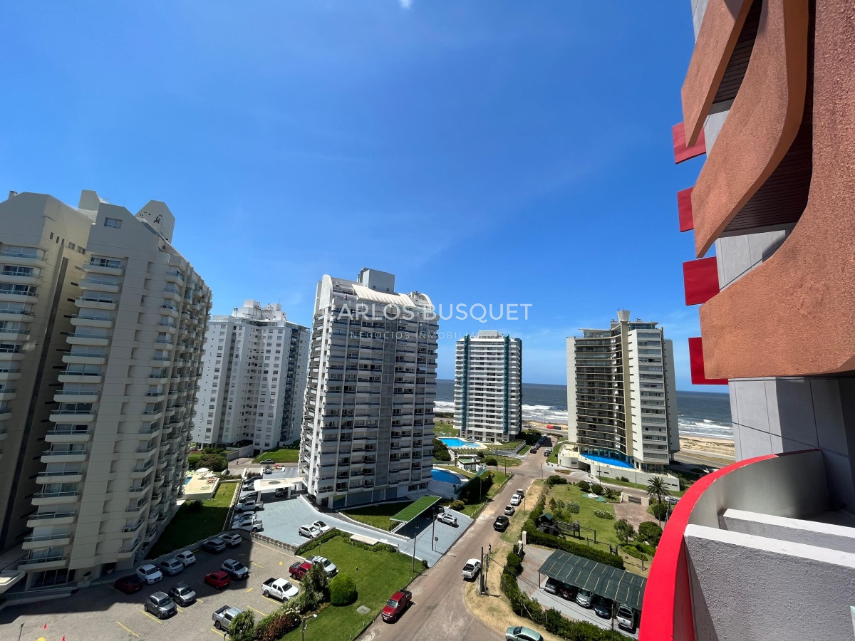 Apartamento ID.980 - Oportunidad. Vende apartamento de 2 dormitorios con amplia planta en Punta del Este