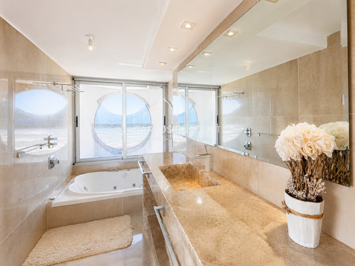 Apartamento ID.1682 - Vende apartamento con vista al mar, de 4 dormitorios en Brava, Punta del Este
