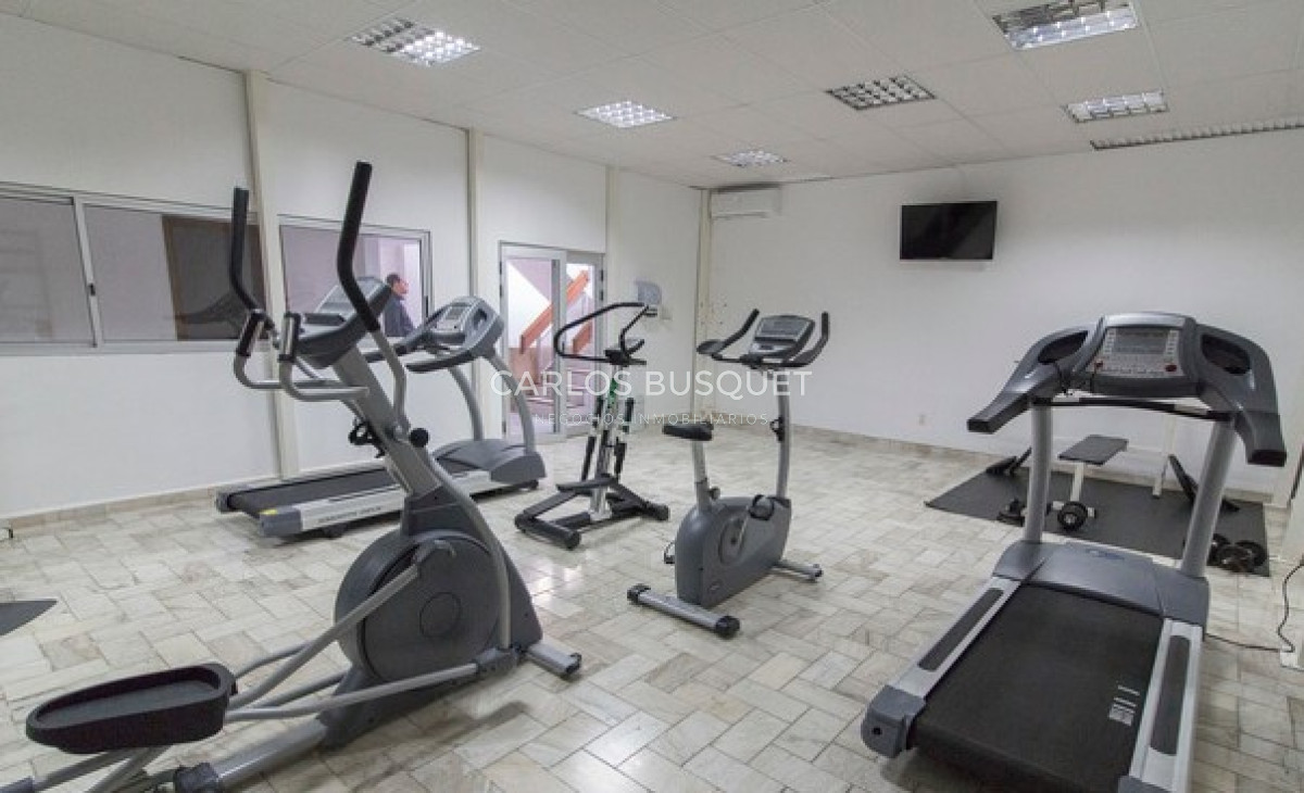 Apartamento ID.980 - Oportunidad. Vende apartamento de 2 dormitorios con amplia planta en Punta del Este