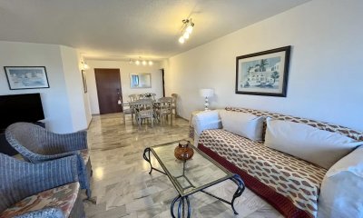 Apartamento en venta de 3 dormitorios en edificio Roosevelt Center, Punta del Este.