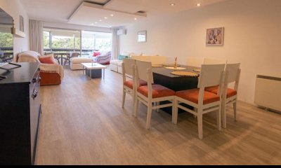 Apartamento en Venta de 3 dormitorios y servicio , Punta del este