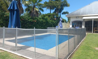 Vende casa de 3 dormitorios totalmente reformada. Con piscina climatizada. Cerca de colegios, Punta del Este