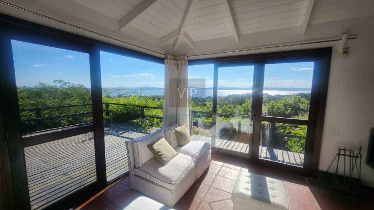 Casa ID.2528 - Vende casa de 4 dormitorios con vista a la laguna del sauce, Maldonado 
