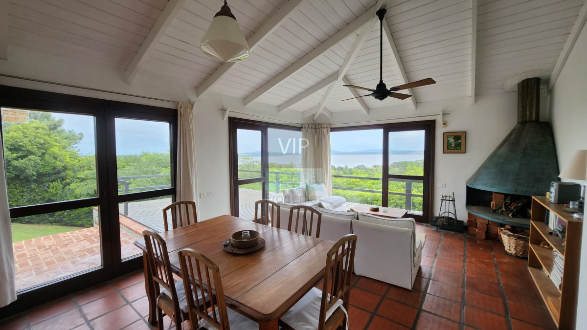 Casa ID.2528 - Vende casa de 4 dormitorios con vista a la laguna del sauce, Maldonado 