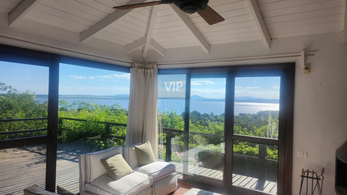 Casa ID.2528 - Vende casa de 4 dormitorios con vista a la laguna del sauce, Maldonado 