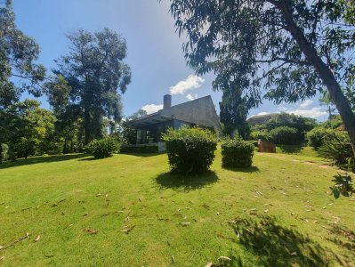 Casa con amplio jardín en Pinares, 3 dormitorios