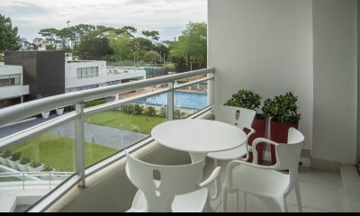 Departamento de 1 dormitorio y medio en venta en complejo con amenities. Playa Brava