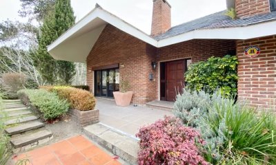 Casa de 4 dormitorios en venta en zona residencial, barrio Lugano.