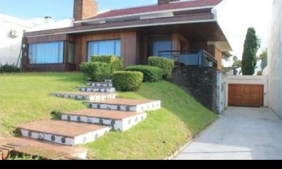 Venta Casa 5 Dormitorios en 3 Plantas en Carrasco
