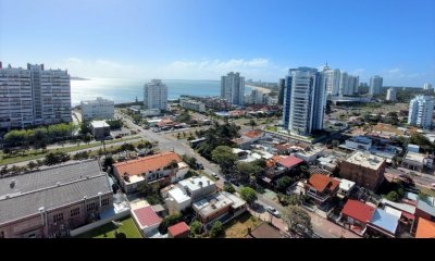 En venta departamento en Parquemar Center con panorama al mar.