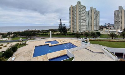 Departamento de 3 dormitorios + dependencia en venta, Playa Mansa. Torre Jefferson,.