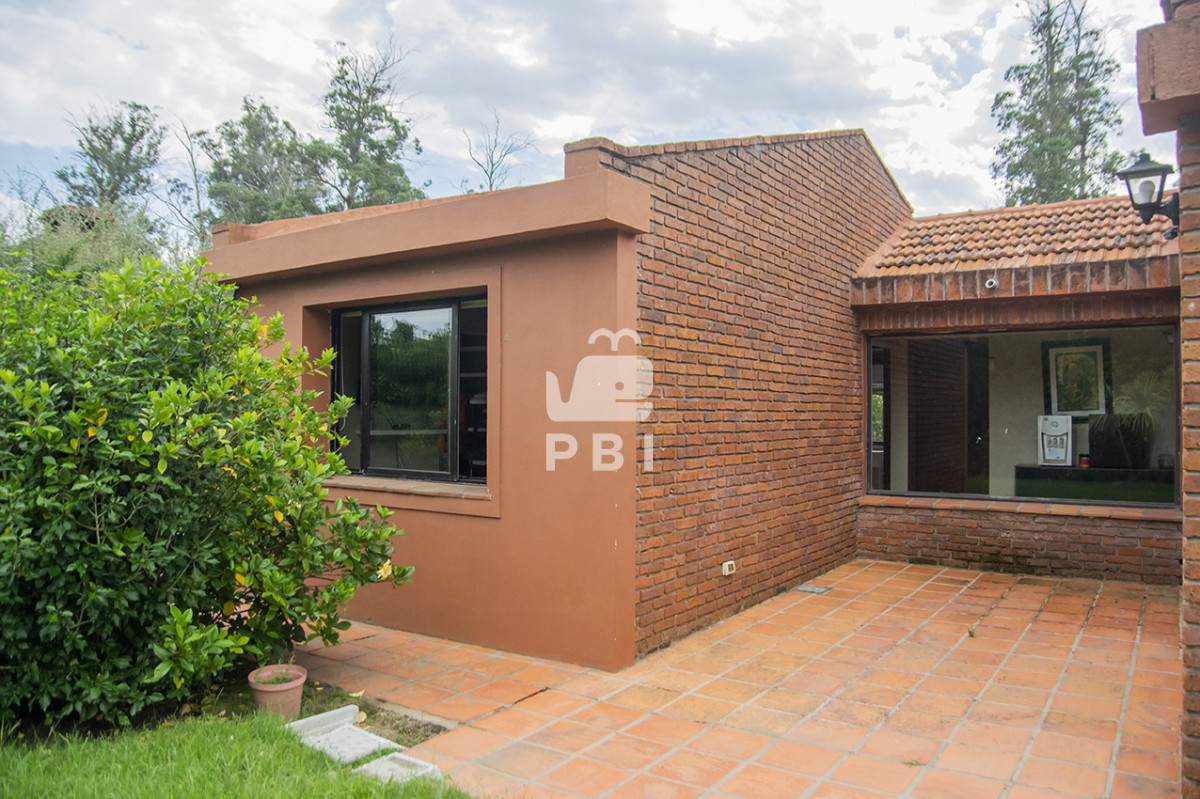 RW4gdmVudGEgY2FzYSBkZSAzIERvcm1pdG9yaW9zIGVuIEphcmRpbmVzIGRlIEPDs3Jkb2JhIGNvbiBCYXJiYWNvYSAgLSBSZWYgOiBQQkkxNTcxMQ==