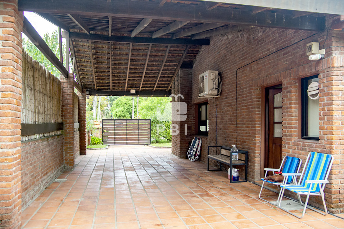 RW4gdmVudGEgY2FzYSBkZSAzIERvcm1pdG9yaW9zIGVuIEphcmRpbmVzIGRlIEPDs3Jkb2JhIGNvbiBCYXJiYWNvYSAgLSBSZWYgOiBQQkkxNTcxMQ==