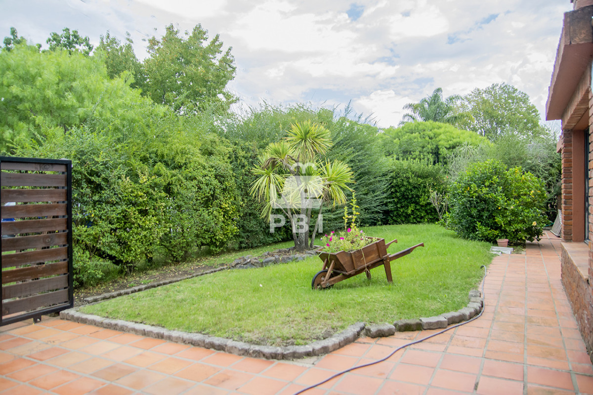 RW4gdmVudGEgY2FzYSBkZSAzIERvcm1pdG9yaW9zIGVuIEphcmRpbmVzIGRlIEPDs3Jkb2JhIGNvbiBCYXJiYWNvYSAgLSBSZWYgOiBQQkkxNTcxMQ==