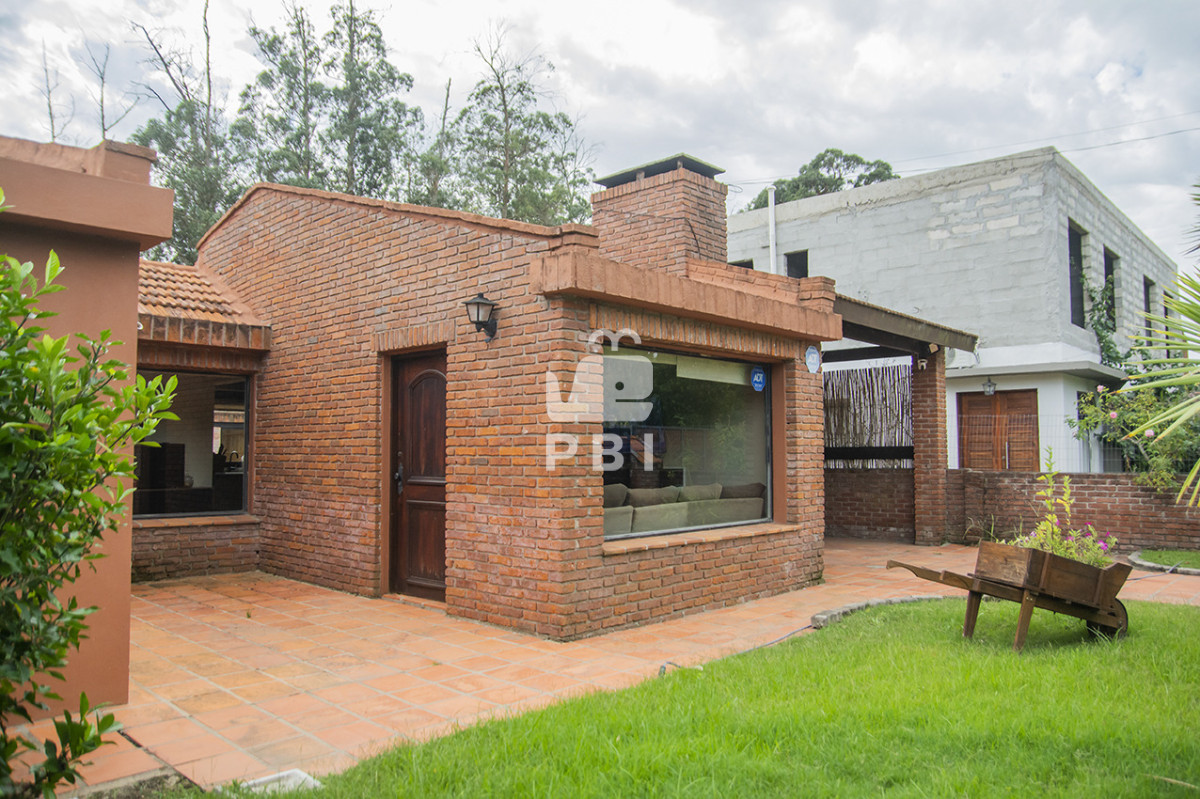 RW4gdmVudGEgY2FzYSBkZSAzIERvcm1pdG9yaW9zIGVuIEphcmRpbmVzIGRlIEPDs3Jkb2JhIGNvbiBCYXJiYWNvYSAgLSBSZWYgOiBQQkkxNTcxMQ==