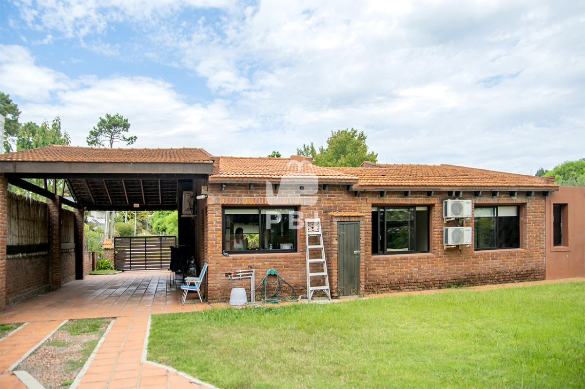 RW4gdmVudGEgY2FzYSBkZSAzIERvcm1pdG9yaW9zIGVuIEphcmRpbmVzIGRlIEPDs3Jkb2JhIGNvbiBCYXJiYWNvYSAgLSBSZWYgOiBQQkkxNTcxMQ==