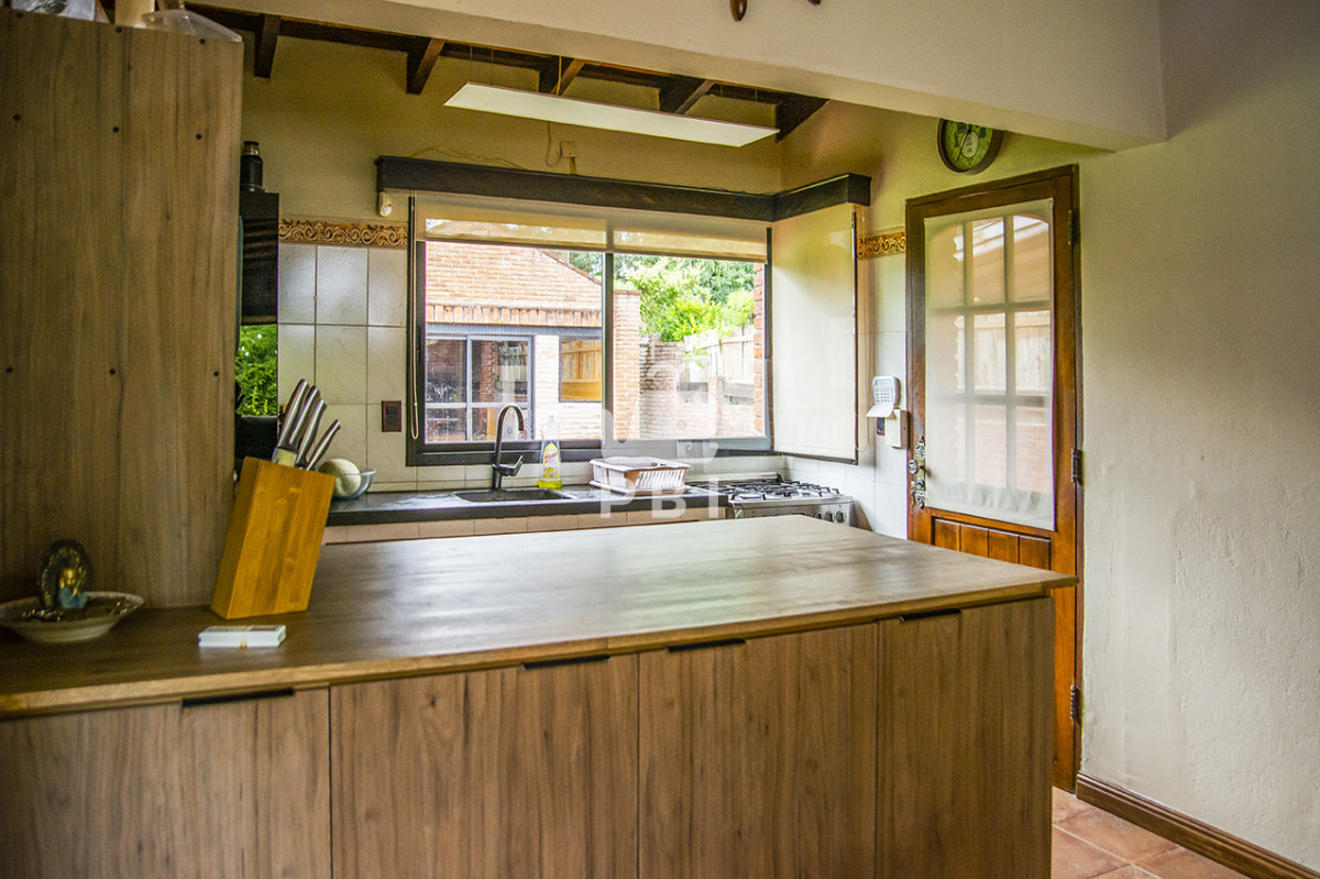 RW4gdmVudGEgY2FzYSBkZSAzIERvcm1pdG9yaW9zIGVuIEphcmRpbmVzIGRlIEPDs3Jkb2JhIGNvbiBCYXJiYWNvYSAgLSBSZWYgOiBQQkkxNTcxMQ==