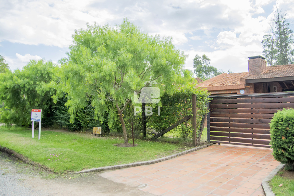 RW4gdmVudGEgY2FzYSBkZSAzIERvcm1pdG9yaW9zIGVuIEphcmRpbmVzIGRlIEPDs3Jkb2JhIGNvbiBCYXJiYWNvYSAgLSBSZWYgOiBQQkkxNTcxMQ==