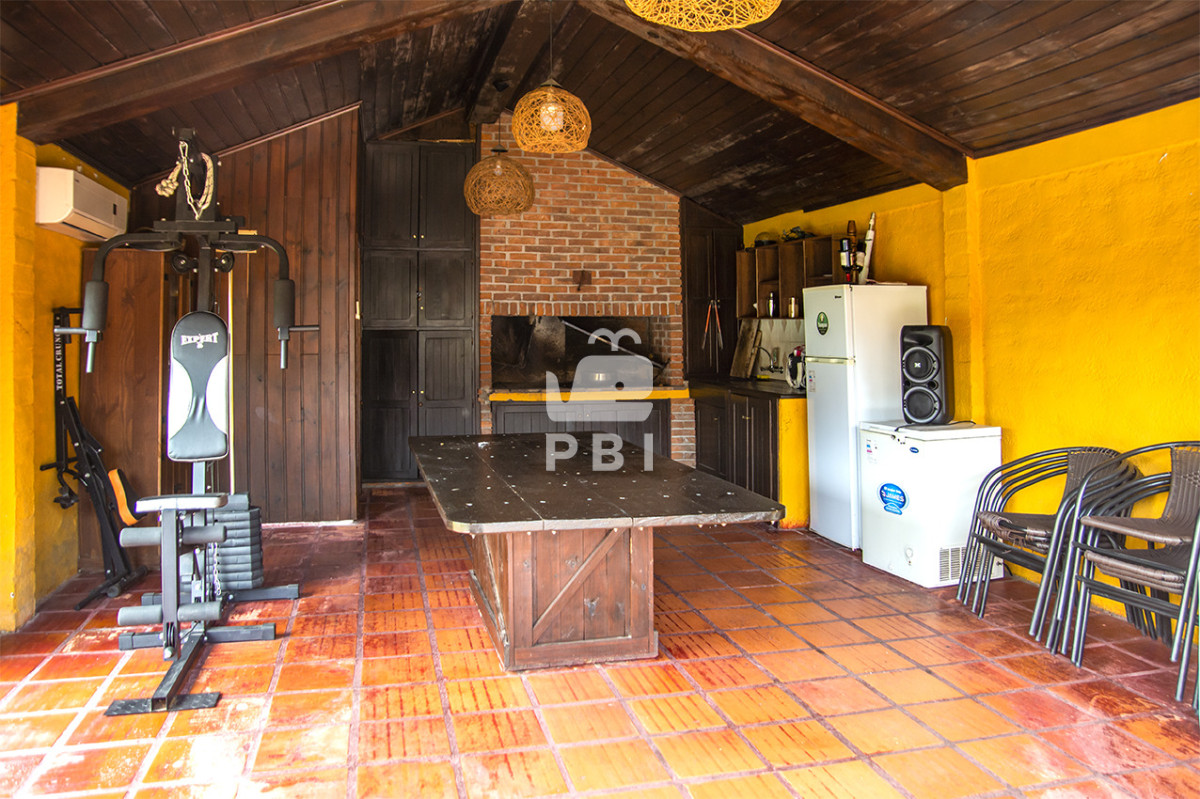 RW4gdmVudGEgY2FzYSBkZSAzIERvcm1pdG9yaW9zIGVuIEphcmRpbmVzIGRlIEPDs3Jkb2JhIGNvbiBCYXJiYWNvYSAgLSBSZWYgOiBQQkkxNTcxMQ==