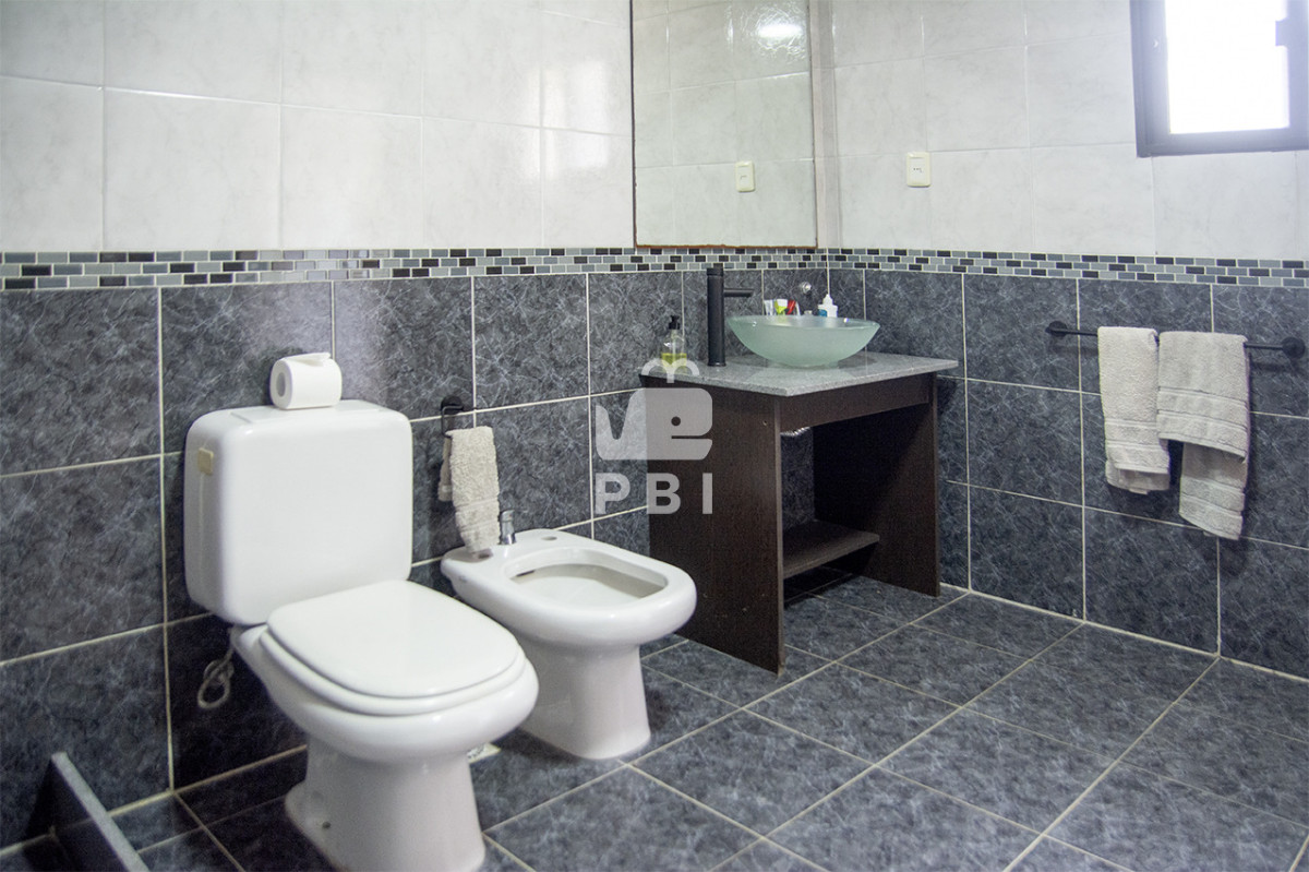 RXhjZWxlbnRlIGNoYWxldCBkZSA1IGRvcm1pdG9yaW9zIGVuIHZlbnRhIGEgcGFzb3MgZGUgUGxheWEgTWFuc2EgUHVudGEgZGVsIEVzdGUgLSBSZWYgOiBQQkkxNTc1OA==