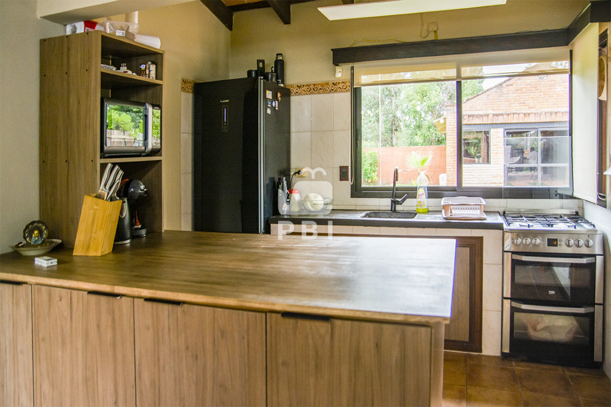 RW4gdmVudGEgY2FzYSBkZSAzIERvcm1pdG9yaW9zIGVuIEphcmRpbmVzIGRlIEPDs3Jkb2JhIGNvbiBCYXJiYWNvYSAgLSBSZWYgOiBQQkkxNTcxMQ==