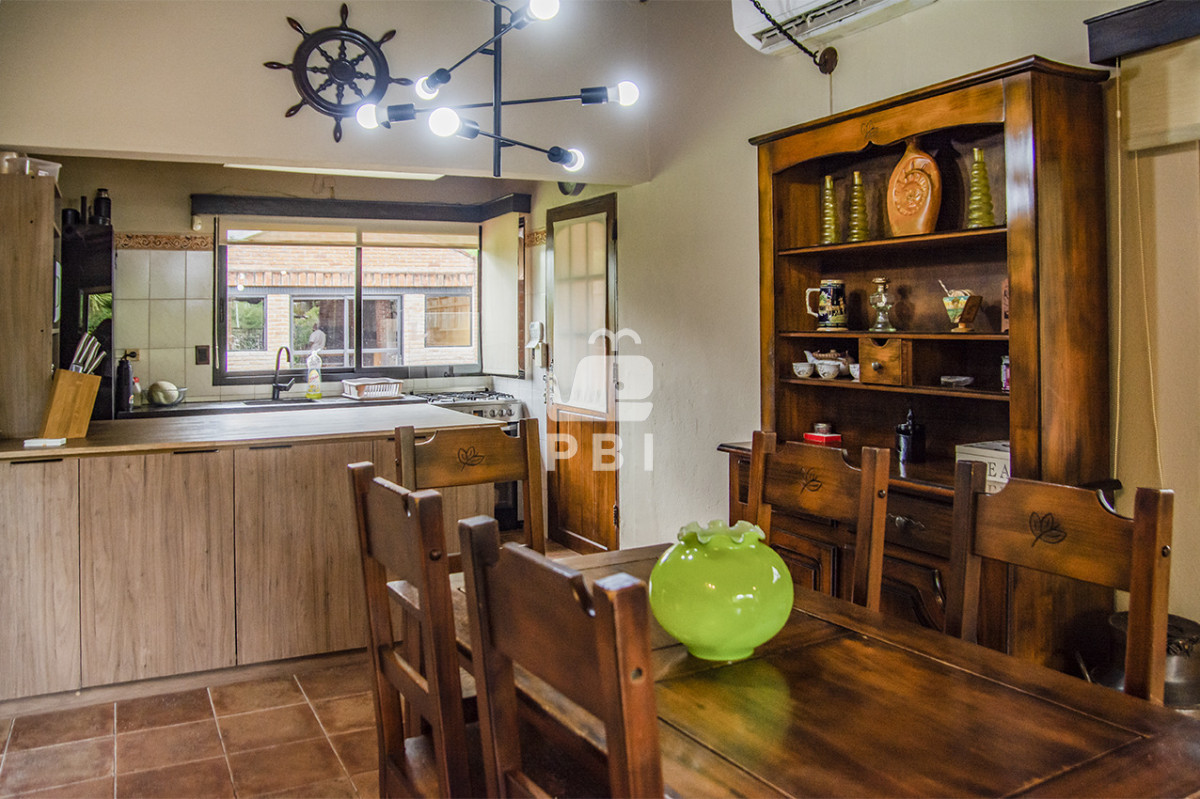 RW4gdmVudGEgY2FzYSBkZSAzIERvcm1pdG9yaW9zIGVuIEphcmRpbmVzIGRlIEPDs3Jkb2JhIGNvbiBCYXJiYWNvYSAgLSBSZWYgOiBQQkkxNTcxMQ==