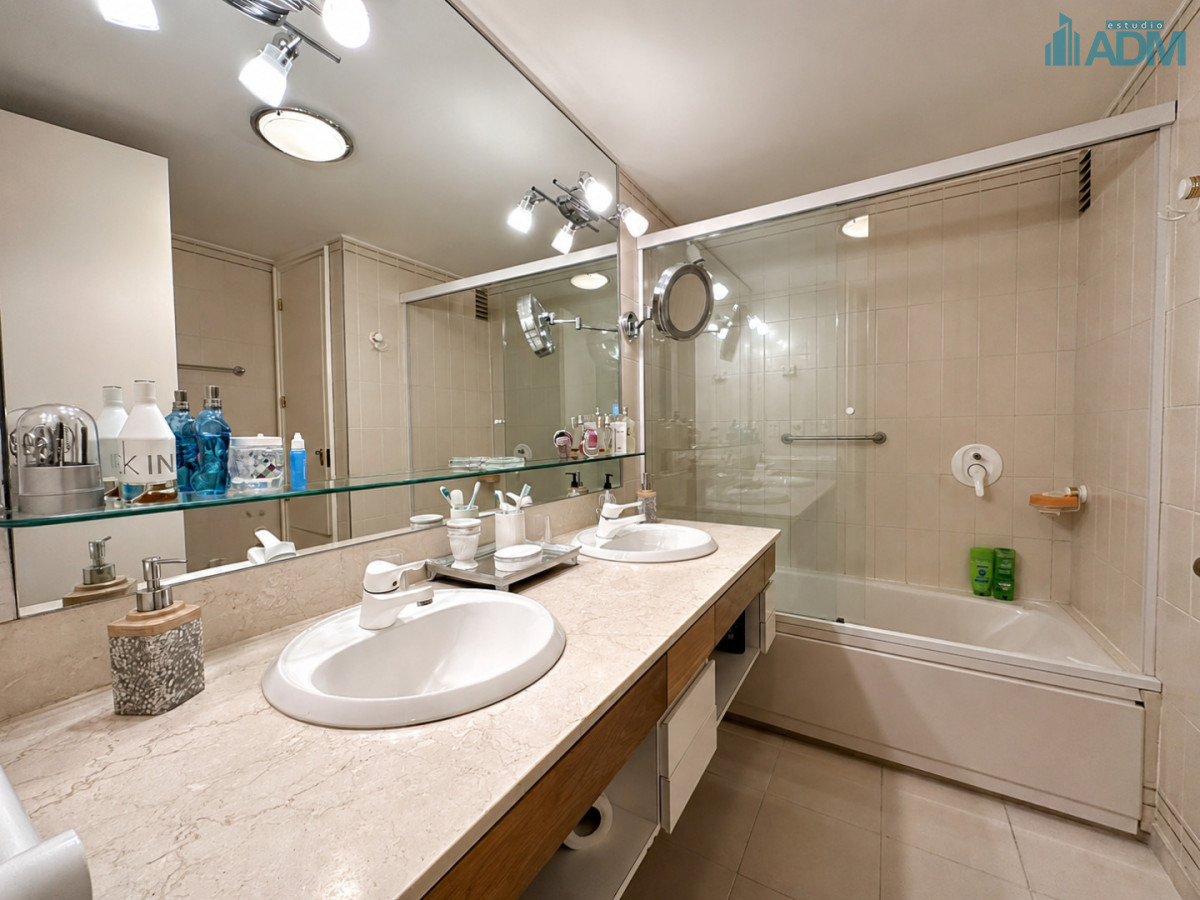 Apartamento ID.2021 - Departamento en Portofino con 2 garajes y hermosa vista al Puerto, Punta del Este
