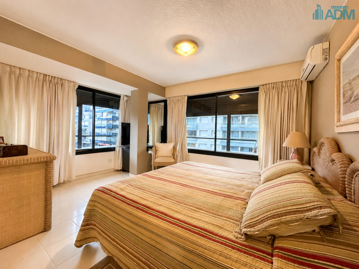 Apartamento ID.2021 - Departamento en Portofino con 2 garajes y hermosa vista al Puerto, Punta del Este