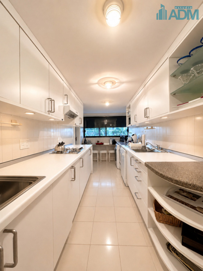 Apartamento ID.2021 - Departamento en Portofino con 2 garajes y hermosa vista al Puerto, Punta del Este