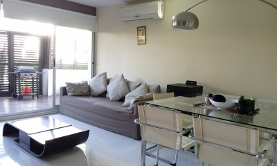 Se Vende Apartamento 2 dormitorios con patio exclusivo. Frente al mar