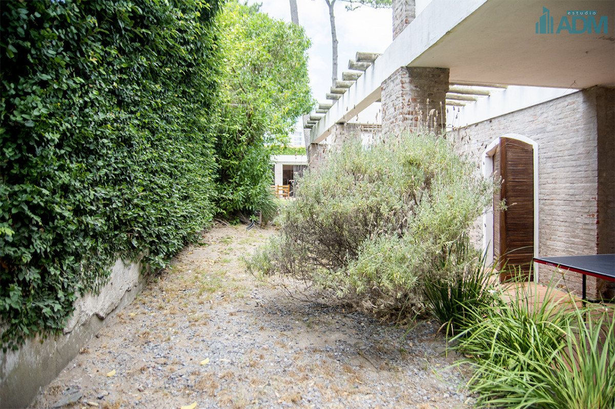 Casa ID.2425 - Excelente chalet de 5 dormitorios en venta a pasos de Playa Mansa Punta del Este
