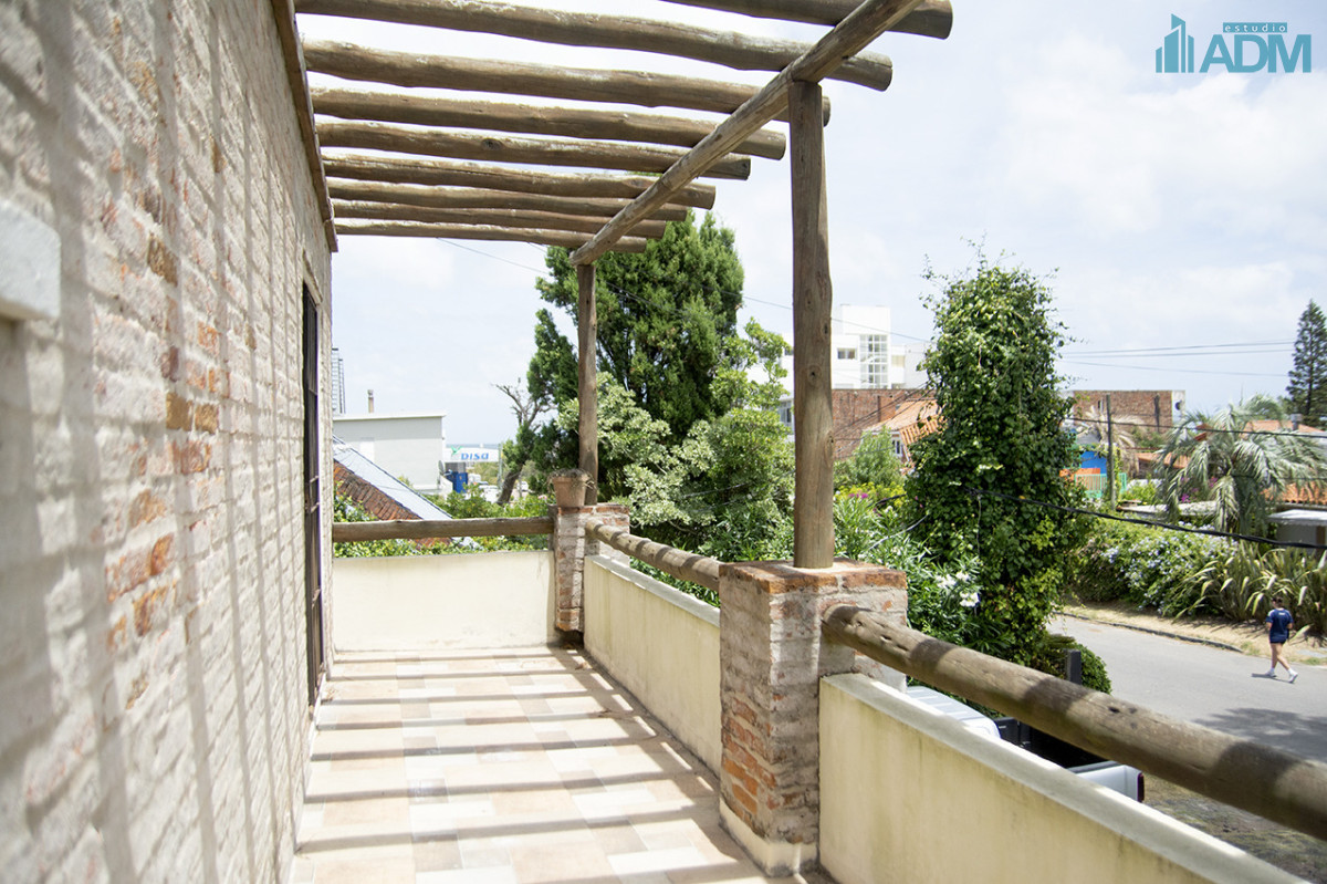 Casa ID.2425 - Excelente chalet de 5 dormitorios en venta a pasos de Playa Mansa Punta del Este