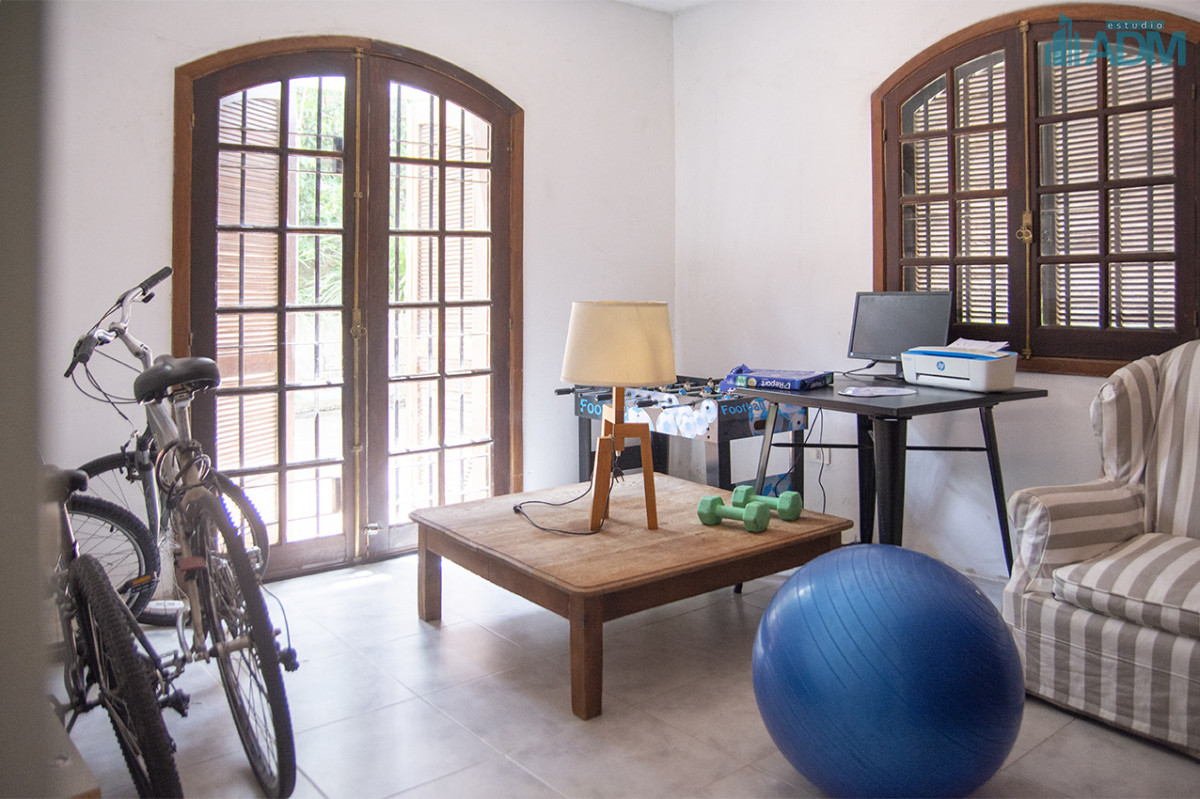 Casa ID.2425 - Excelente chalet de 5 dormitorios en venta a pasos de Playa Mansa Punta del Este
