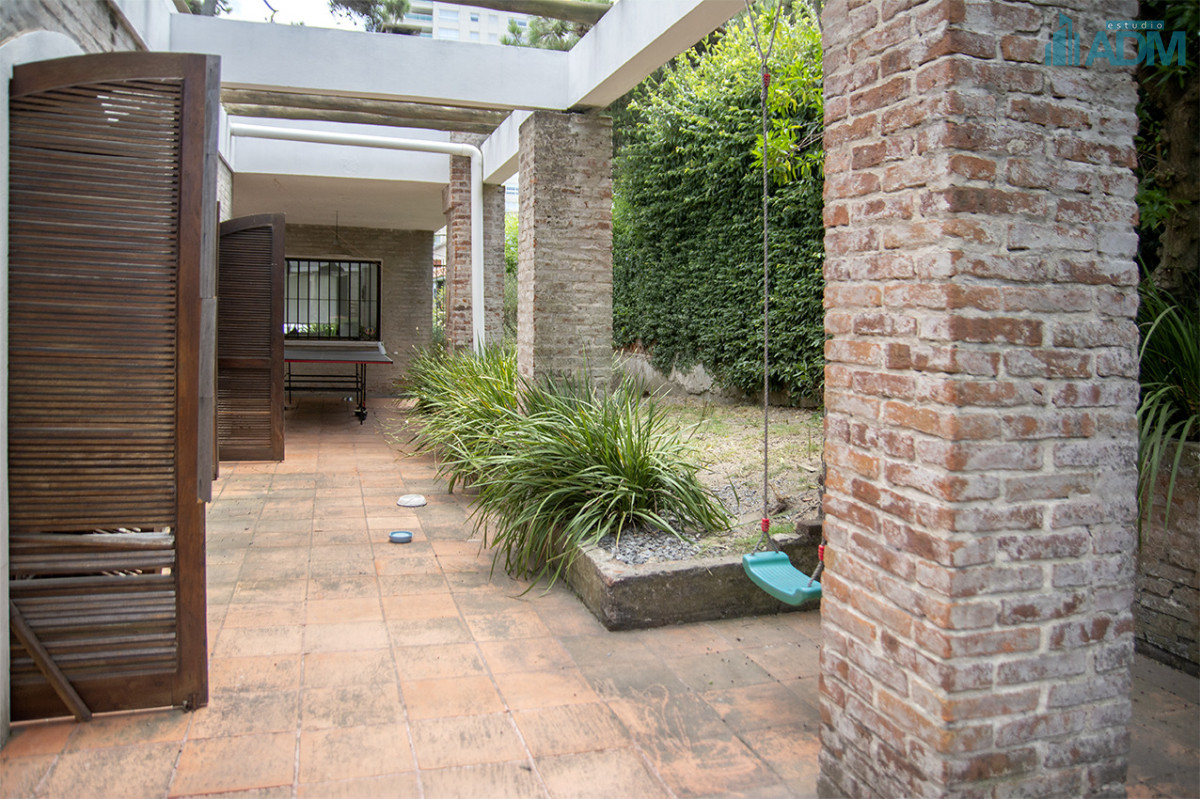 Casa ID.2425 - Excelente chalet de 5 dormitorios en venta a pasos de Playa Mansa Punta del Este