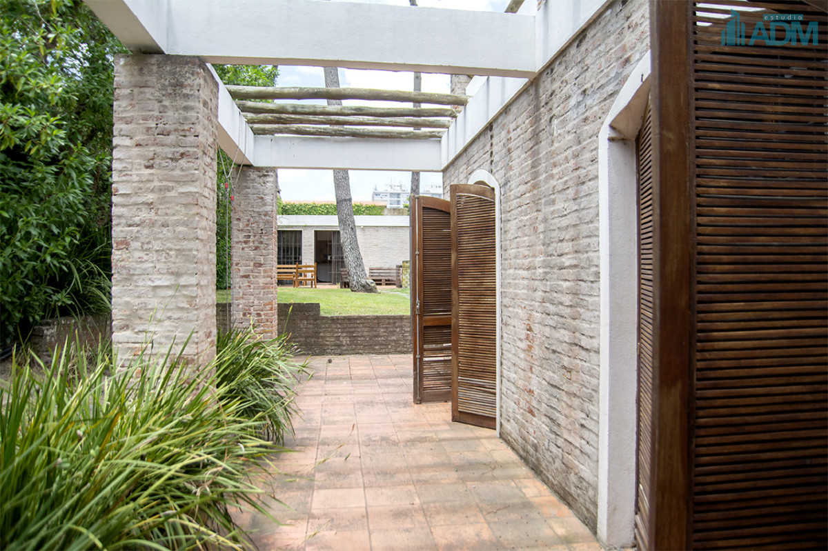 Casa ID.2425 - Excelente chalet de 5 dormitorios en venta a pasos de Playa Mansa Punta del Este