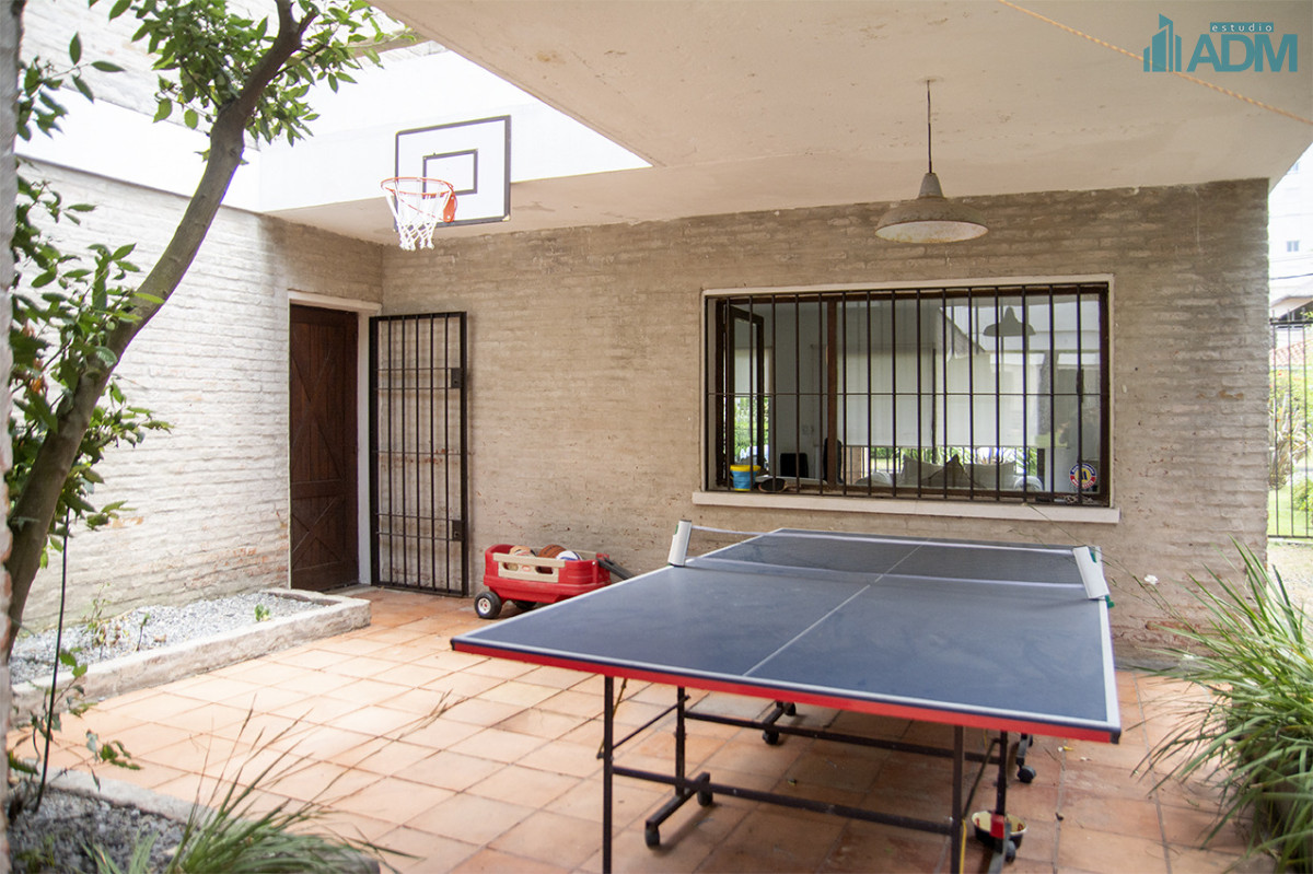 Casa ID.2425 - Excelente chalet de 5 dormitorios en venta a pasos de Playa Mansa Punta del Este