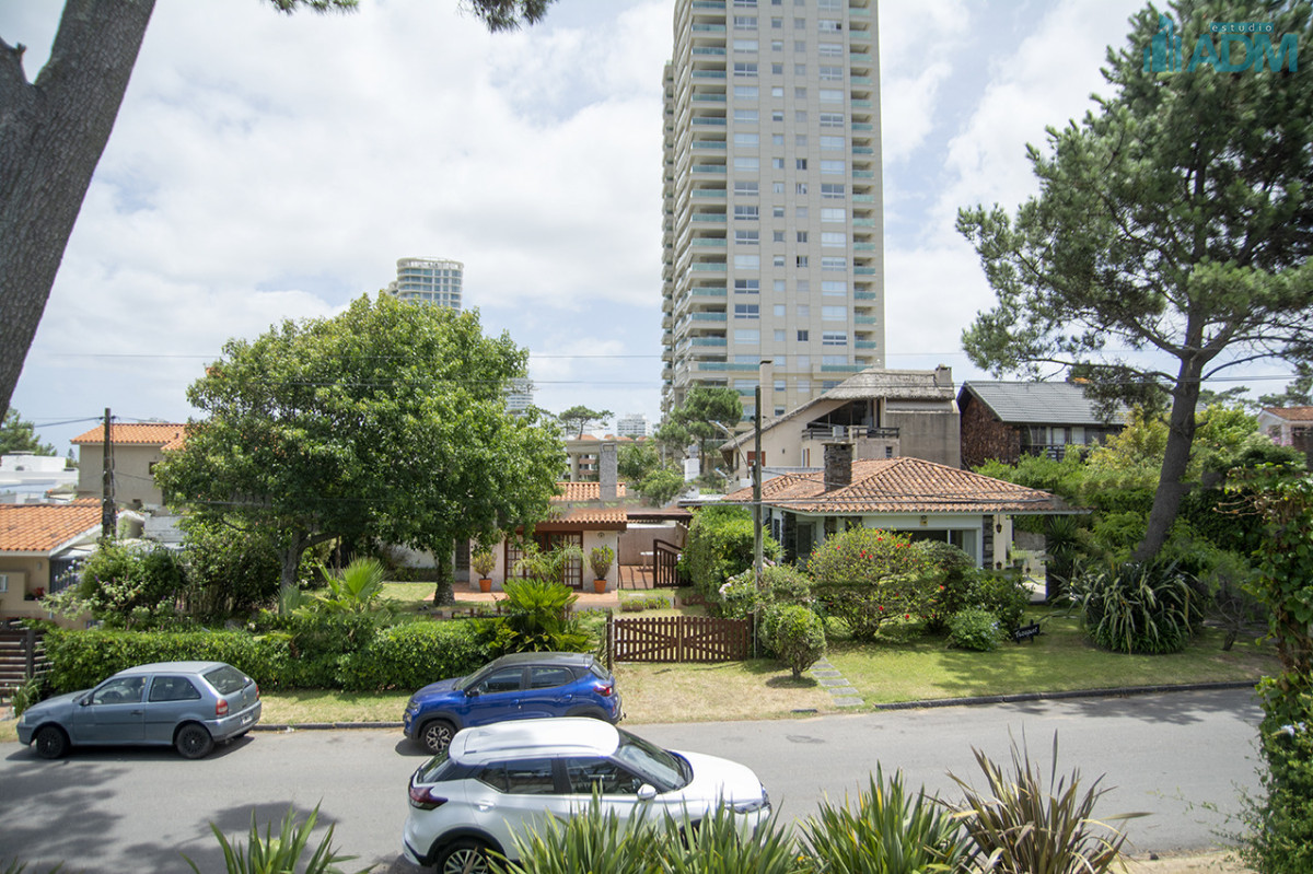 Casa ID.2425 - Excelente chalet de 5 dormitorios en venta a pasos de Playa Mansa Punta del Este