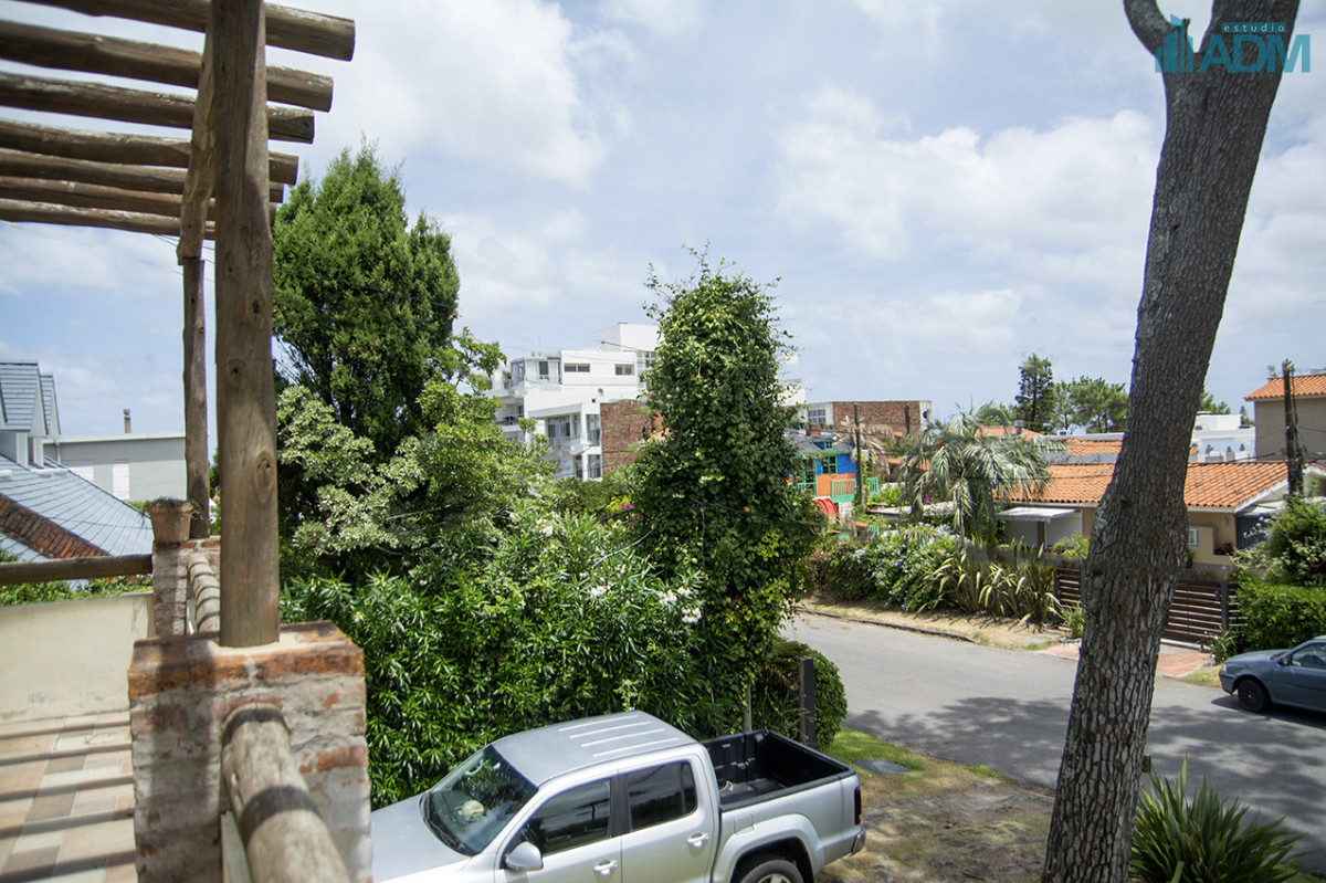 Casa ID.2425 - Excelente chalet de 5 dormitorios en venta a pasos de Playa Mansa Punta del Este