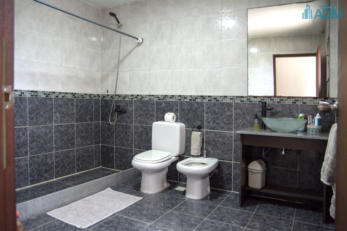 Casa ID.2425 - Excelente chalet de 5 dormitorios en venta a pasos de Playa Mansa Punta del Este